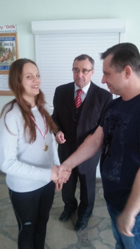 Michalina cieszy się z medalu