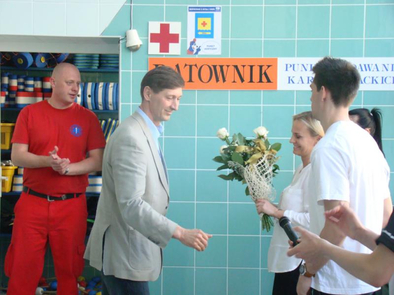 Prezes POZPNow Jan Szymczuk składa gratulacje Justynie Wierzba z okazji XX-lecia Klubu